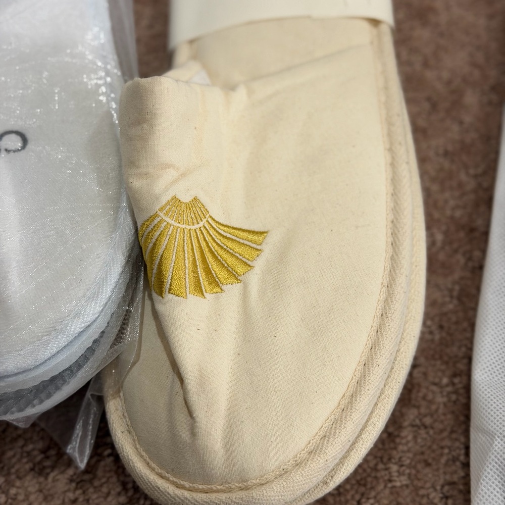 Hotel Slippers Set - Picture 3 of 6
